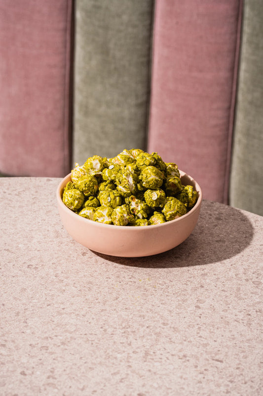 Popcorn - Matcha white chocolate & raspeberiescrumbs