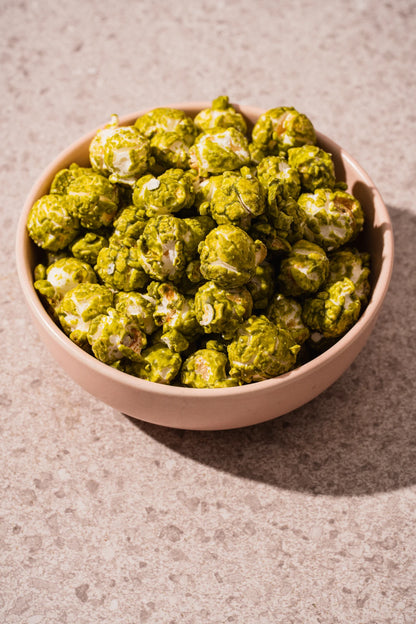 Popcorn - Matcha white chocolate & raspeberiescrumbs