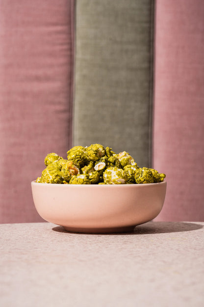 Popcorn - Matcha white chocolate & raspeberiescrumbs